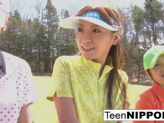 Ładne azjatyckie nastolatka dziewczyny grać za gra z rozbieranie golf: hd porno 0e