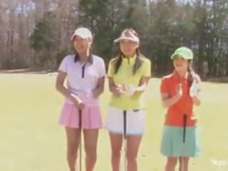 E pacipë aziatike adoleshent vajzat luaj një lojë i zhveshje golf