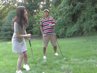 Dychtivý bruneta miluje satie ťažký bodnutie na the golf. | xhamster