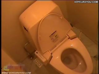 Tersembunyi cameras dalam yang damsel tandas bilik