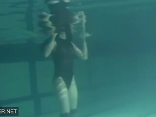 Ξυρισμένο μελαχρινός/ή γυναικωτός irina polcharova γυμνός σε ο πισίνα