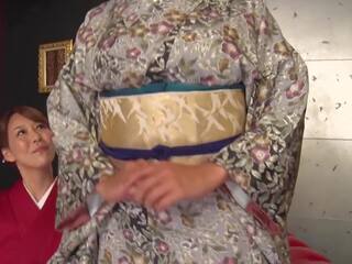 Reiko kobayakawa de-a lungul cu akari asagiri și un additional prieten sta în jurul și admira lor la modă meiji eră kimonos