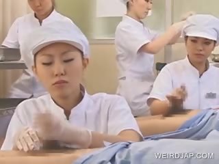 Japonez asistenta slurping sperma afară de excitat membru